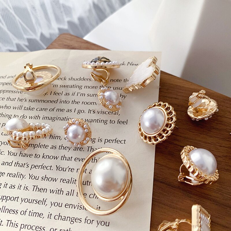 Korean Design Elegant Simulated Pearl Big Round Clip on Earrings Non Pierced Baroque Pearl Ear Clips for Women Jewelry Wholesale