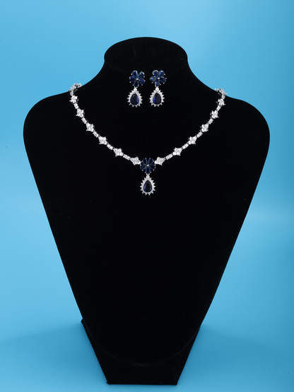 A pair of earrings, a necklace, the design sense of luxury and gorgeous exquisite white gold love leaves senior sense ladies upscale dinner company dinner wedding ceremony attended the red carpet wear