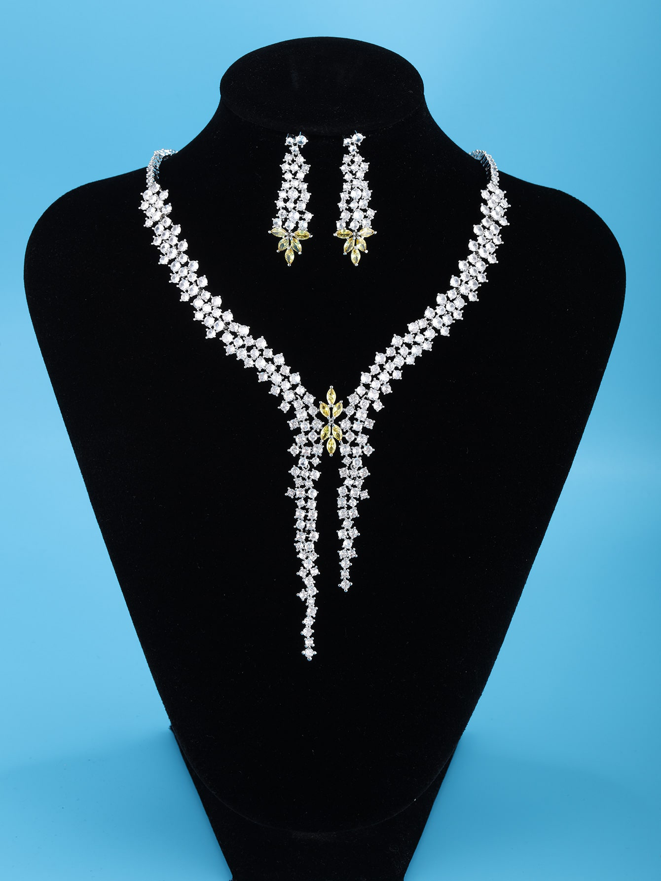 A pair of earrings, a necklace of high-end luxury exquisite temperament atmospheric imitation gemstone set ladies dinner date party dress wedding dress wedding wear