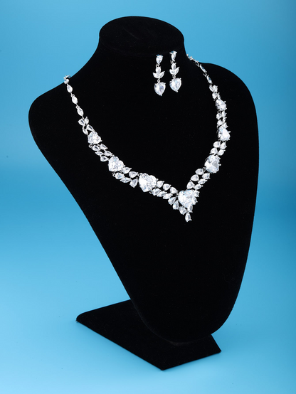 A pair of earrings, a necklace, the design sense of luxury and gorgeous exquisite white gold love leaves senior sense ladies upscale dinner company dinner wedding ceremony attended the red carpet wear