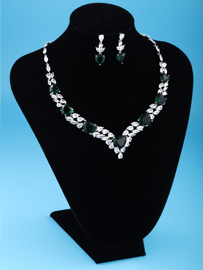 A pair of earrings, a necklace, the design sense of luxury and gorgeous exquisite white gold love leaves senior sense ladies upscale dinner company dinner wedding ceremony attended the red carpet wear