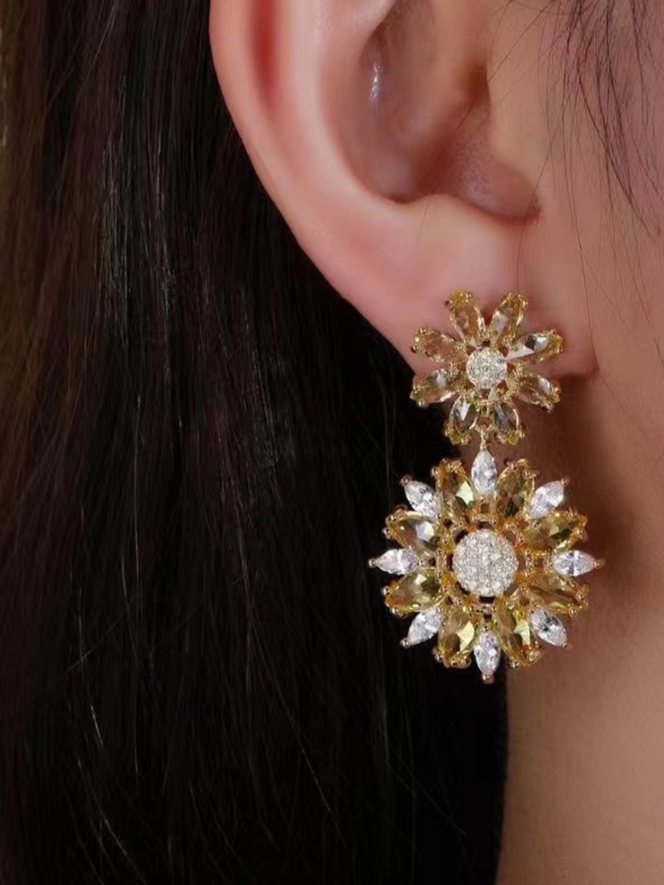 A pair of stylish exquisite temperament atmospheric simple light luxury gorgeous S925 silver needle imitation gemstone flower lady earrings daily date party wear