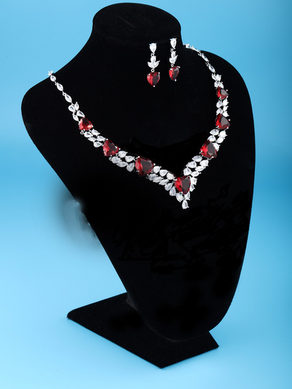 A pair of earrings, a necklace, the design sense of luxury and gorgeous exquisite white gold love leaves senior sense ladies upscale dinner company dinner wedding ceremony attended the red carpet wear