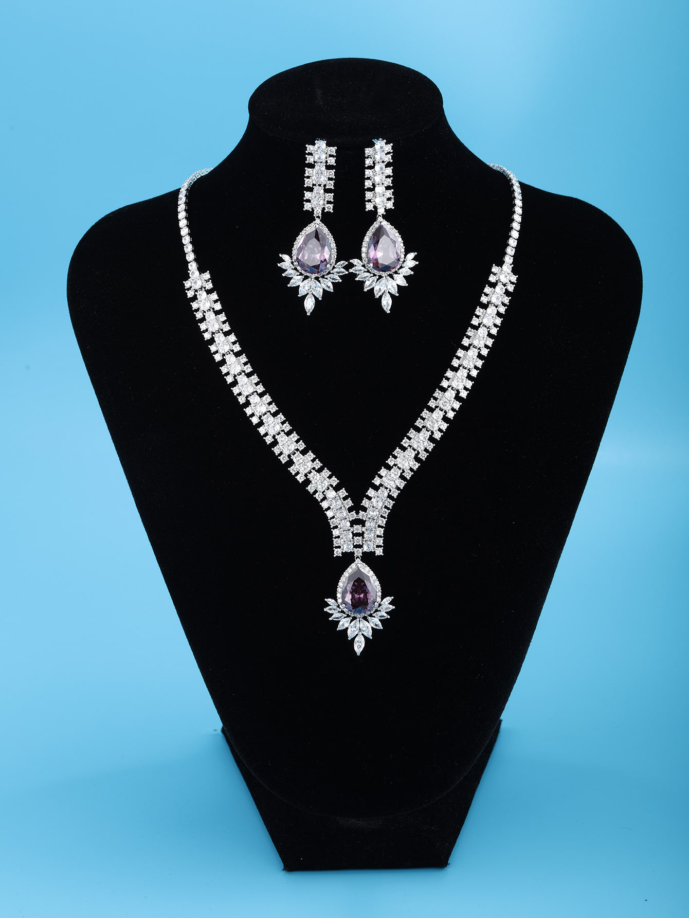 A pair of earrings, a necklace of high-end luxury exquisite temperament atmospheric imitation gemstone set ladies dinner date party dress wedding dress wedding wear