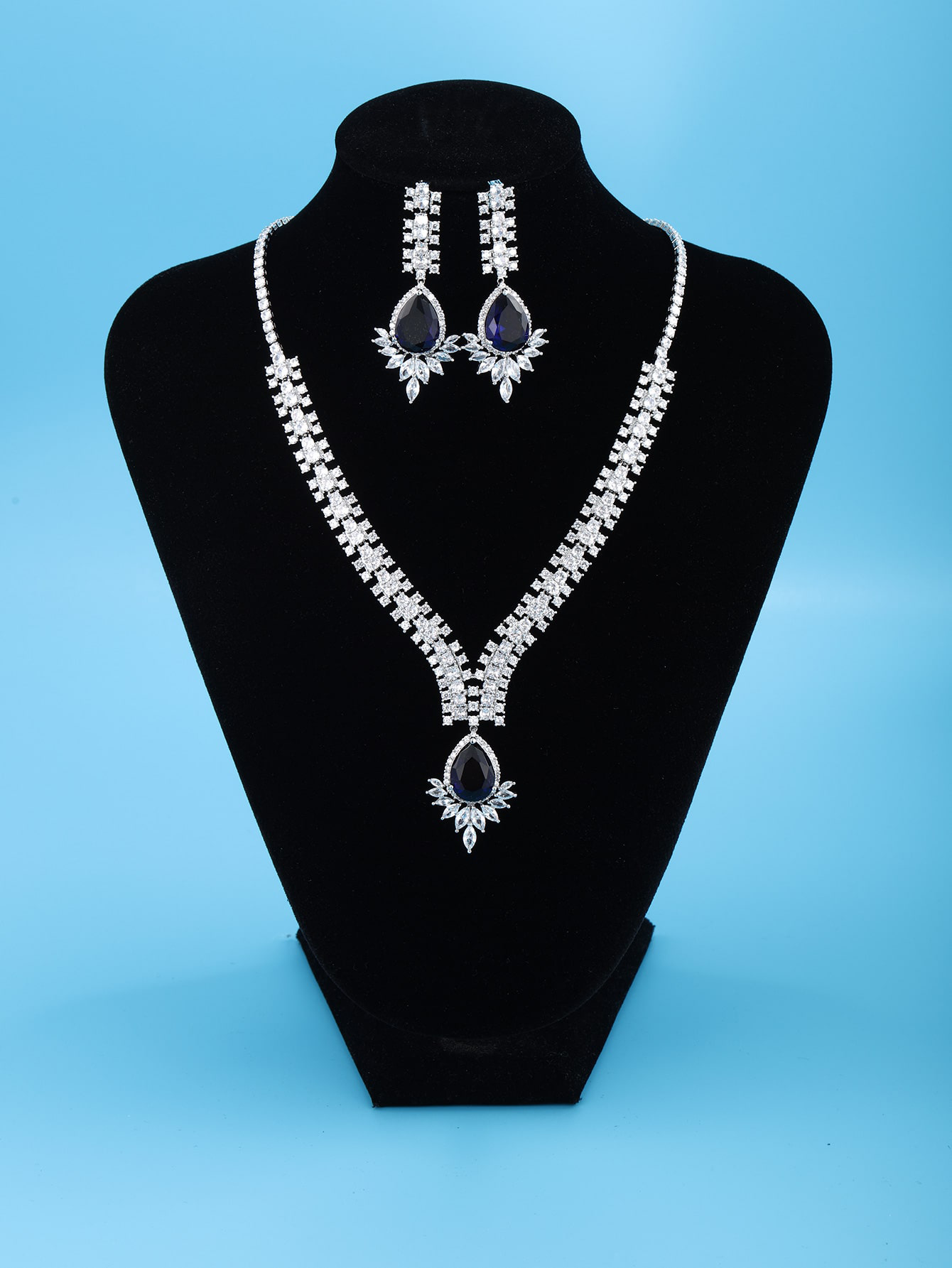 A pair of earrings, a necklace of high-end luxury exquisite temperament atmospheric imitation gemstone set ladies dinner date party dress wedding dress wedding wear