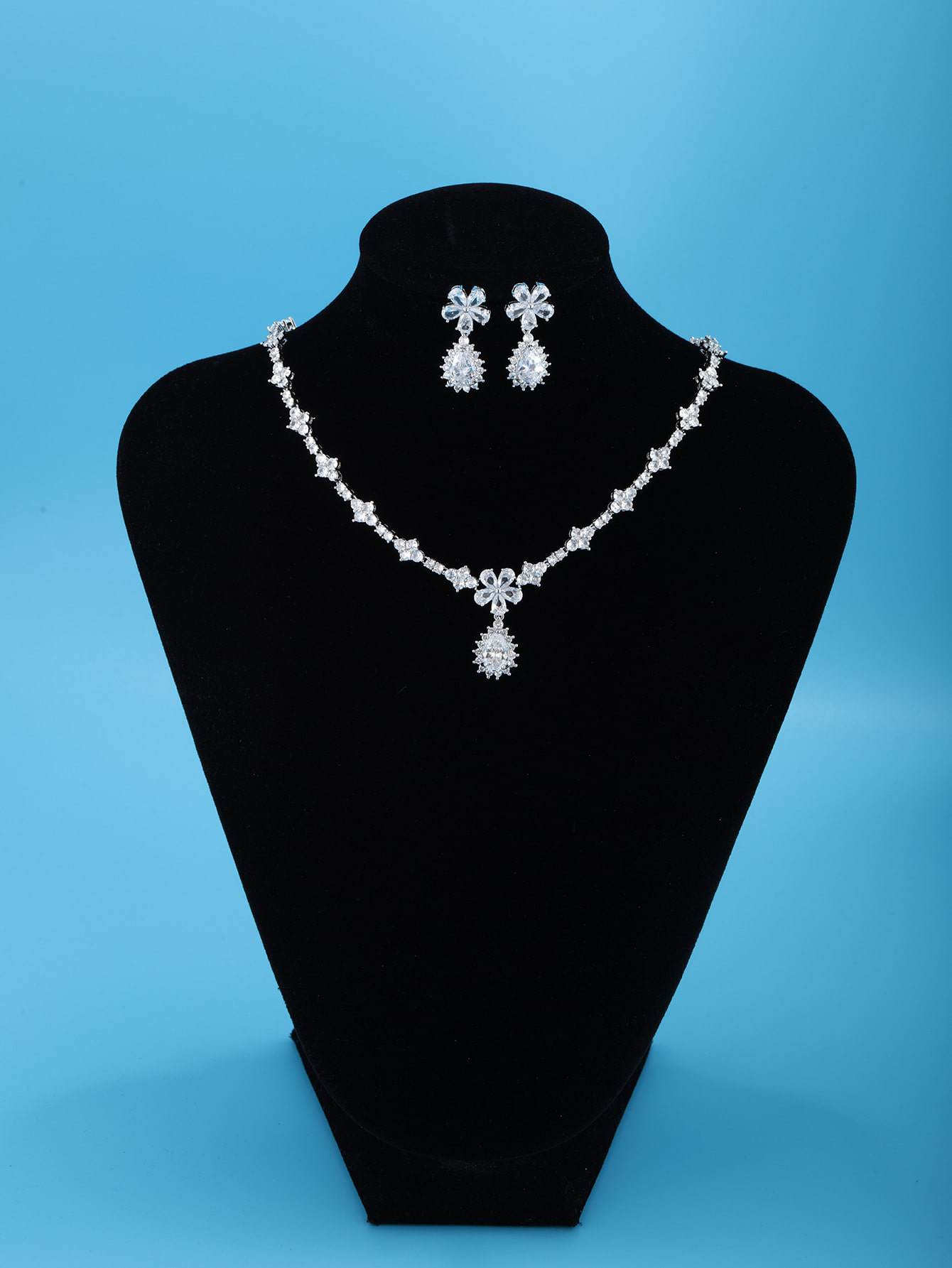 A pair of earrings, a necklace, the design sense of luxury and gorgeous exquisite white gold love leaves senior sense ladies upscale dinner company dinner wedding ceremony attended the red carpet wear