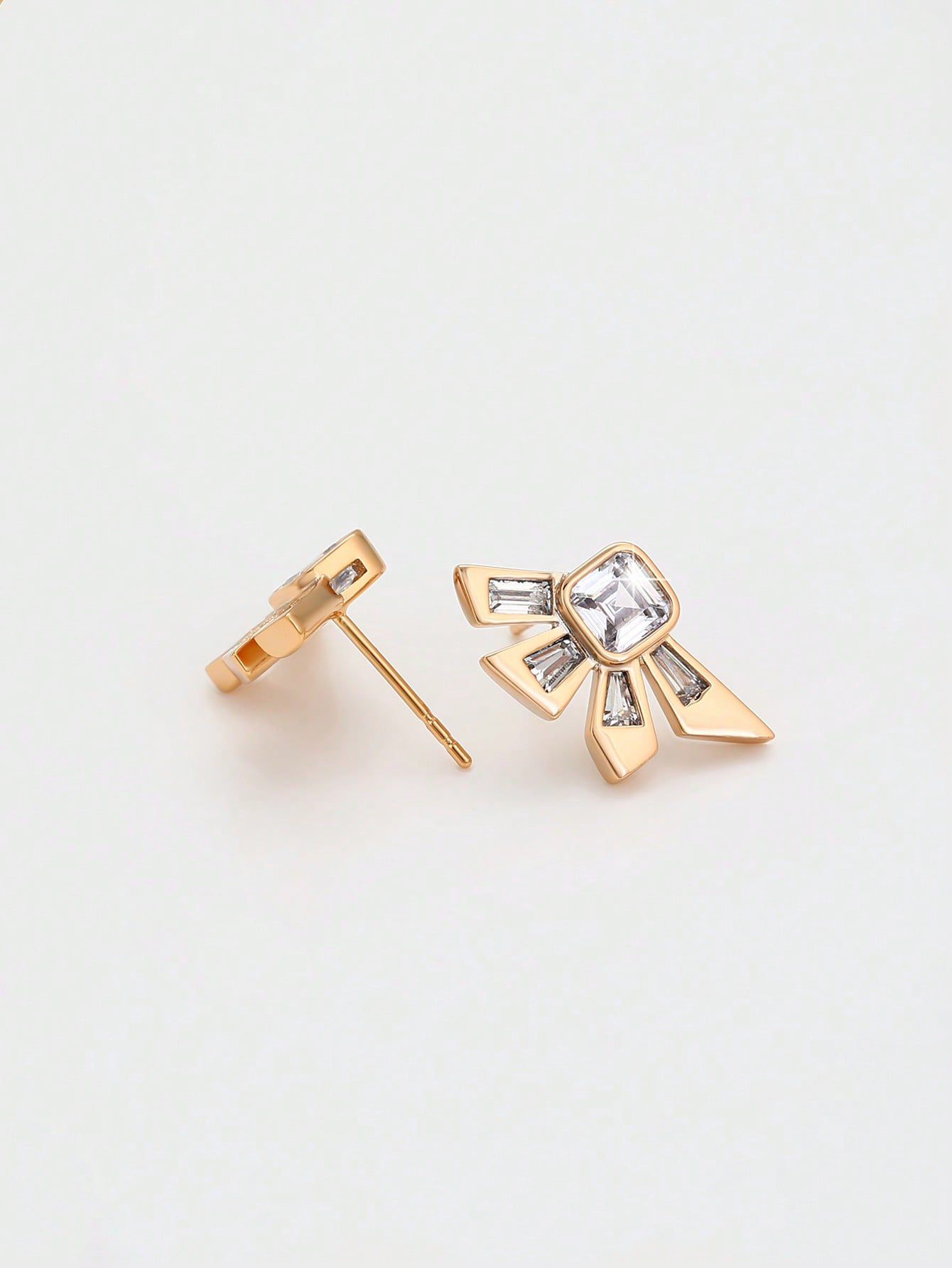 A pair of elegant stylish and simple all-in-one plated zirconia cubic zirconia earrings in 18-karat gold are suitable for women's daily dates commuting vacation family gatherings