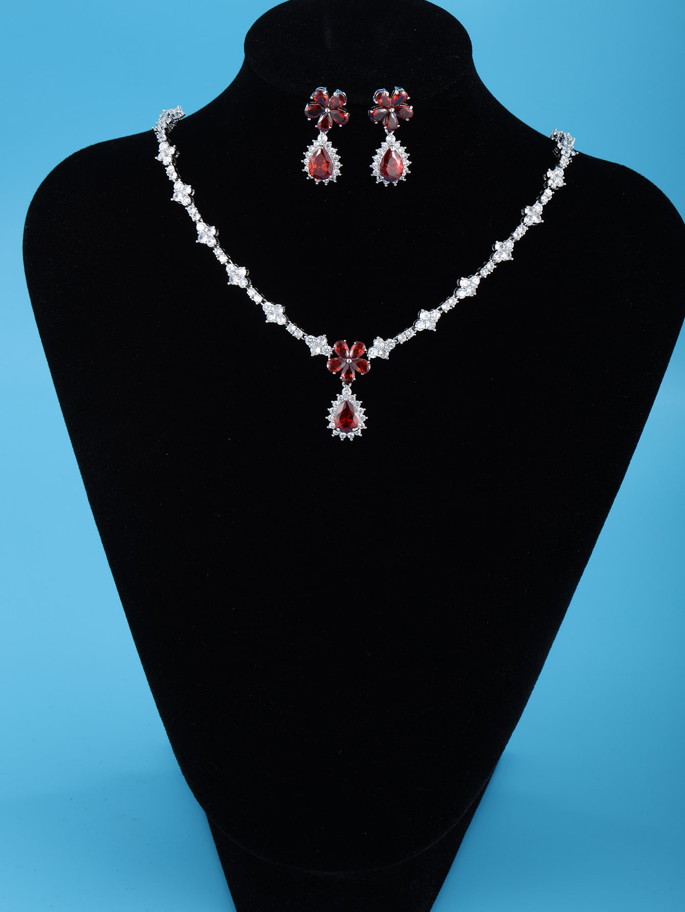 A pair of earrings, a necklace, the design sense of luxury and gorgeous exquisite white gold love leaves senior sense ladies upscale dinner company dinner wedding ceremony attended the red carpet wear