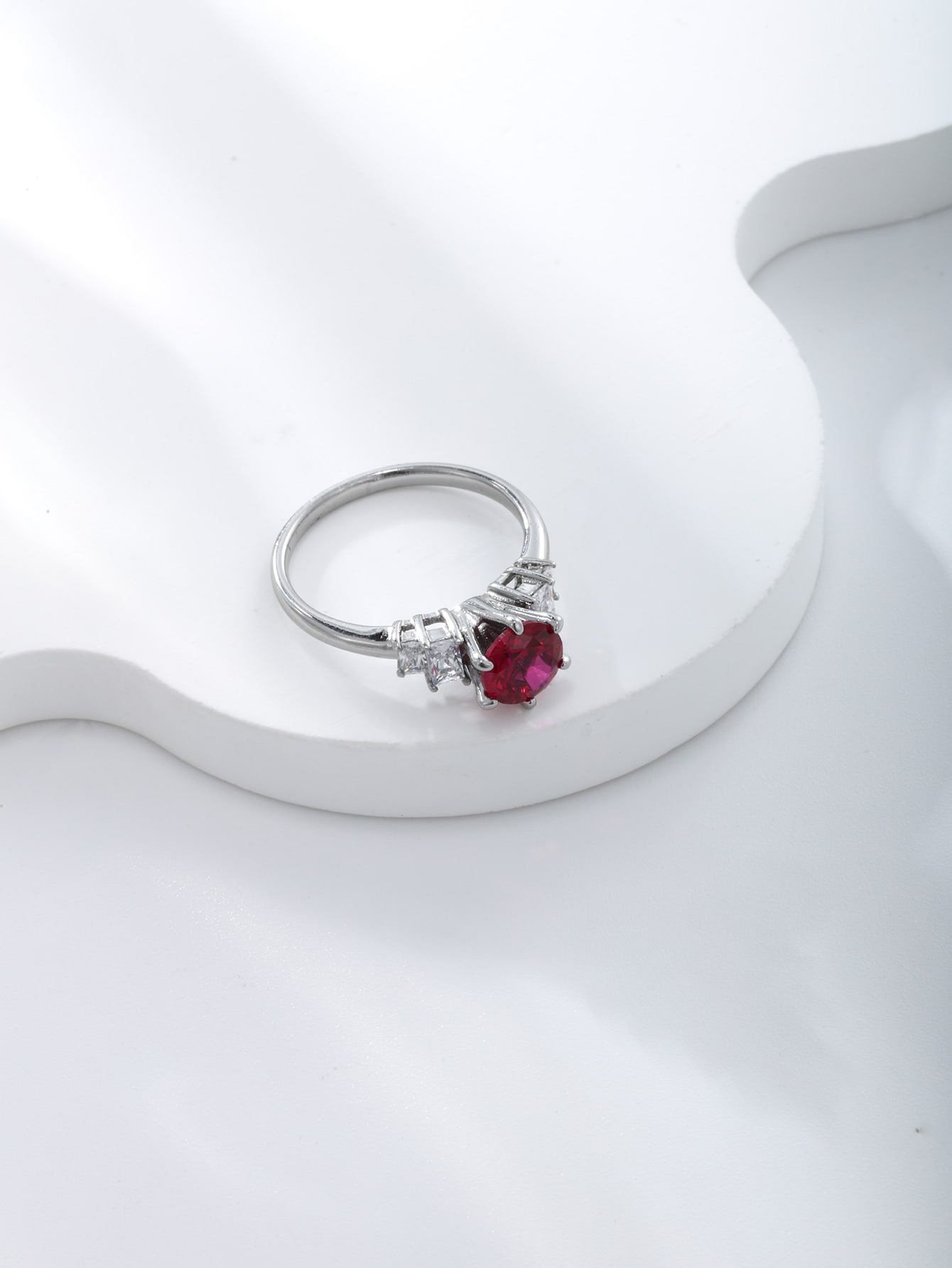 A delicate temperament simple all-in-one imitation gemstone ladies ring to wear on daily dates