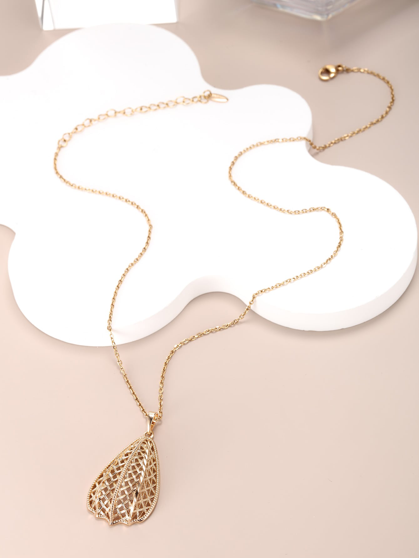 A fashion simple temperament atmosphere cold wind design sense of advanced plated 18K gold love thin chain can adjust the daily model wear Halloween Teachers' day gift